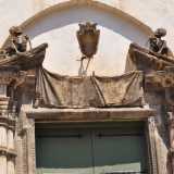 ...sul cui timpano del portone d�ingresso si scorgono inquietanti statue raffiguranti degli scheletri. La struttura � nata infatti nel 1649 con la funzione di cappella funeraria della famiglia Orsini